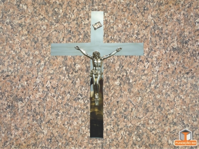 Cruz de Chapa com Cristo em Bronze