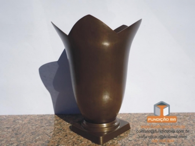 Vaso Lirio Medio  em Bronze com Grade Patinado
