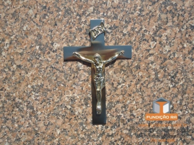Cruz de Chapa com Cristo em Bronze